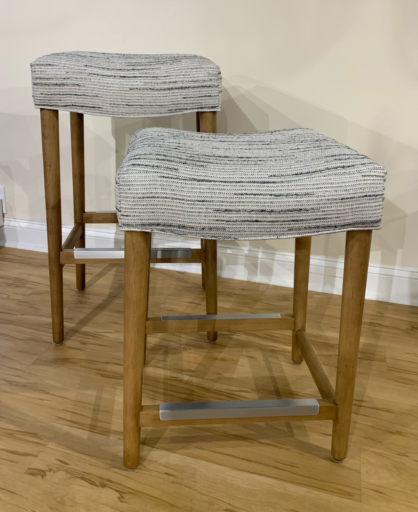 Redding Counter Height Stool w/ Round Legs Designmaster Furniture